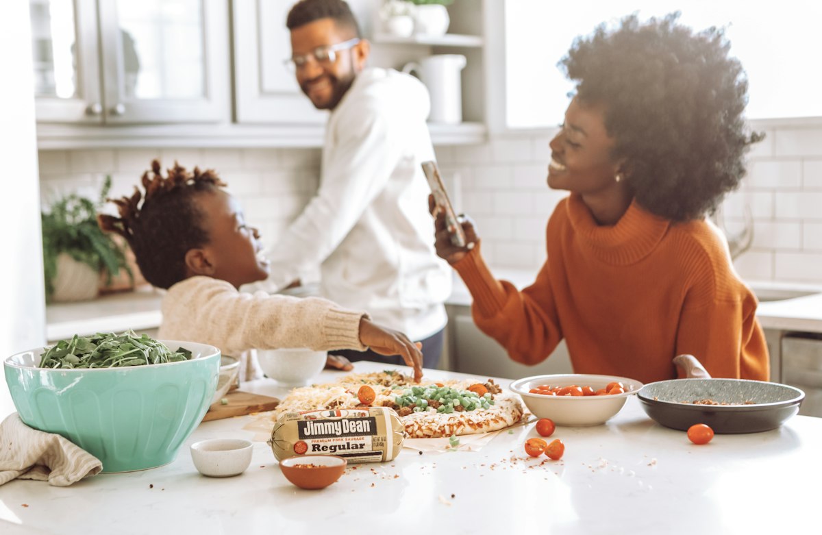 Familia disfrutando de comida saludable